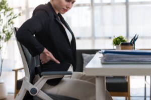 Zdrowy kręgosłup w pracy – wszystko o meblach i wyposażeniu strefy office
